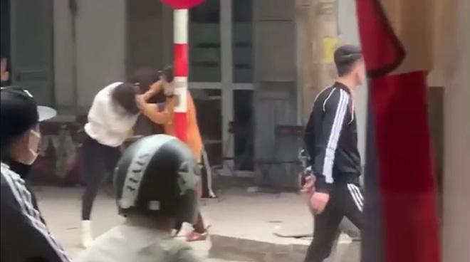 Clip: 2 cô gái túm tóc nhau giữa phố, bạn trai mang phóng lợn hỗ trợ-1