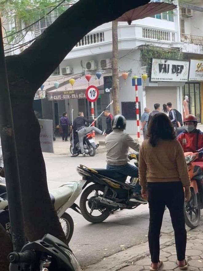 Clip: 2 cô gái túm tóc nhau giữa phố, bạn trai mang phóng lợn hỗ trợ-2