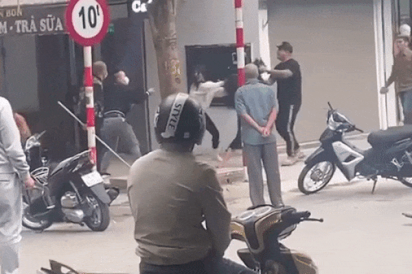 Clip: 2 cô gái túm tóc nhau giữa phố, bạn trai mang 'phóng lợn' hỗ trợ