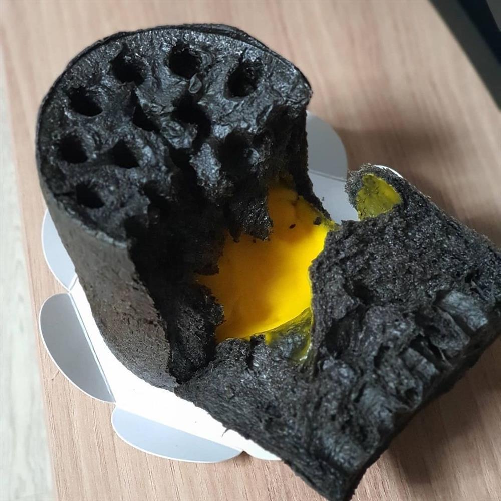 Lạ mắt bánh mì than tổ ong đang được săn lùng-5