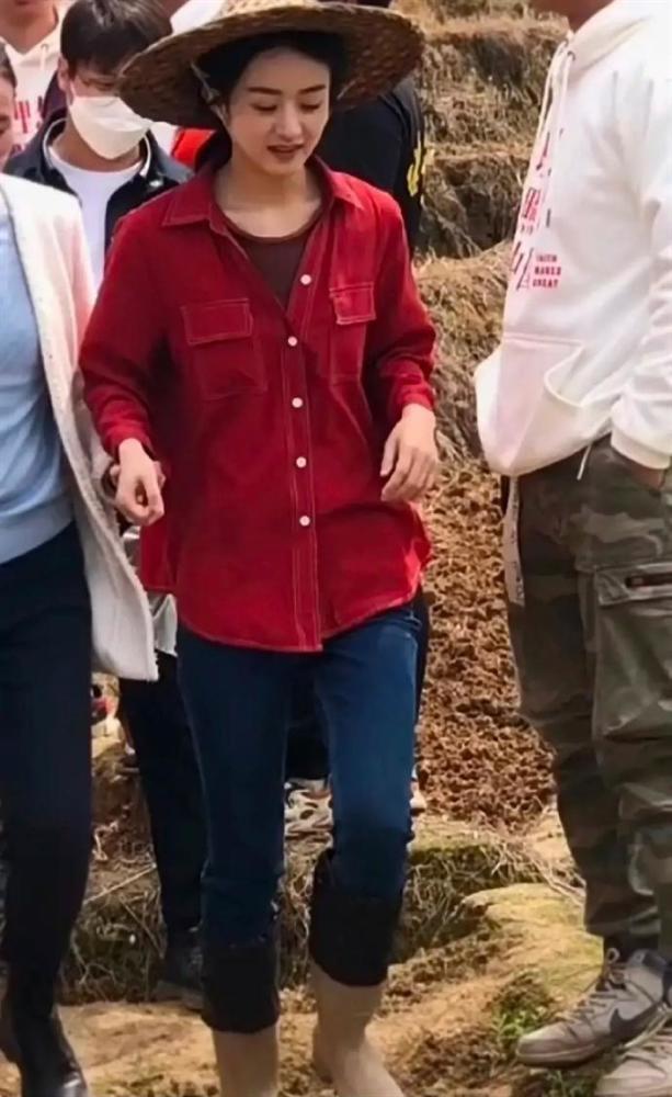 Netizen mắng Triệu Lệ Dĩnh quên nguồn cội vì không biết cày ruộng ở phim mới-1