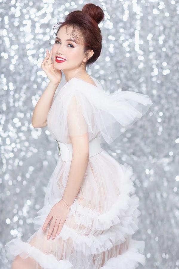 Nữ diễn viên 4 đời chồng công khai hẹn hò tình trẻ kém 14 tuổi-1