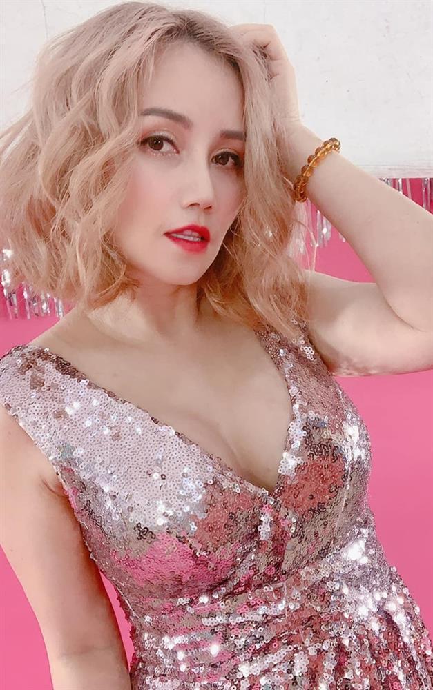 Nữ diễn viên 4 đời chồng công khai hẹn hò tình trẻ kém 14 tuổi-2