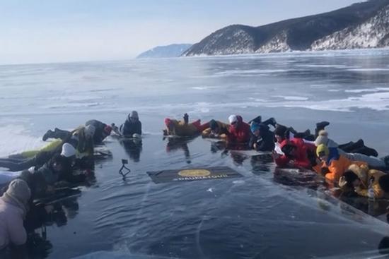 Du khách uống nước trực tiếp từ hồ băng ở Nga