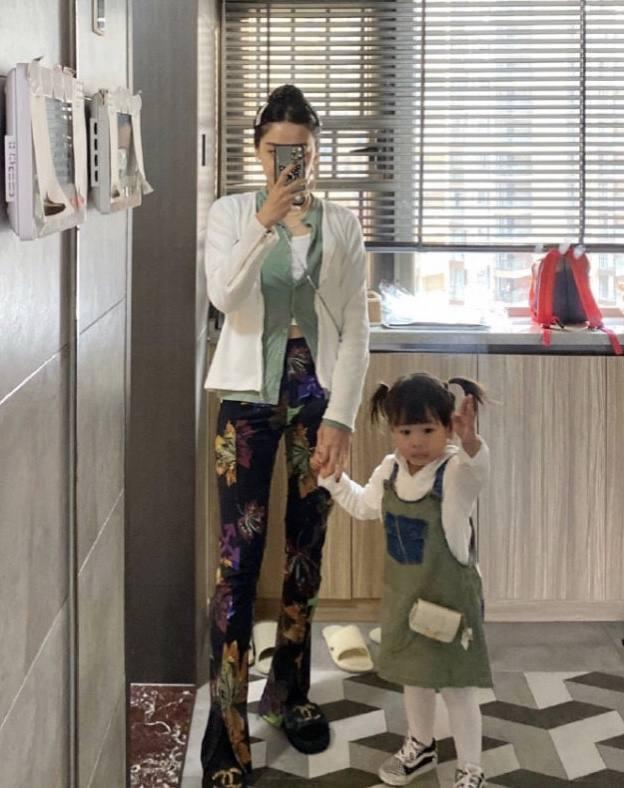 Tra nam Huỳnh Tông Trạch hẹn hò tình trẻ kém 13 tuổi có con riêng-3