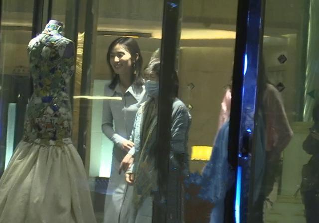 Lý Á Bằng ở bên bạn gái sau khi thua kiện-1