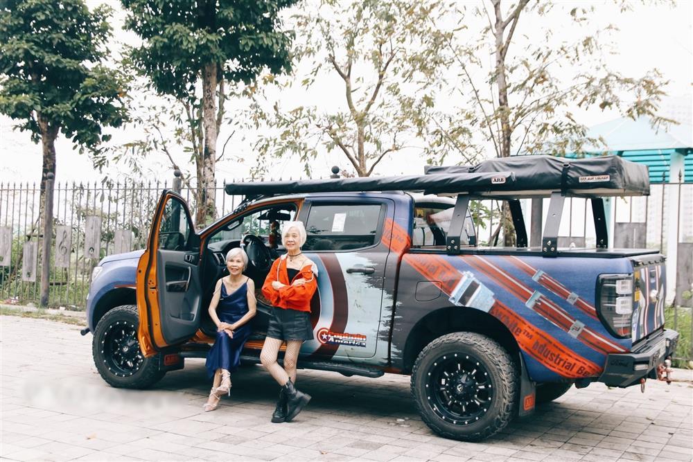 Hai cụ bà U80 lột xác thành siêu mẫu cực ngầu bên xe bán tải độ chế-1