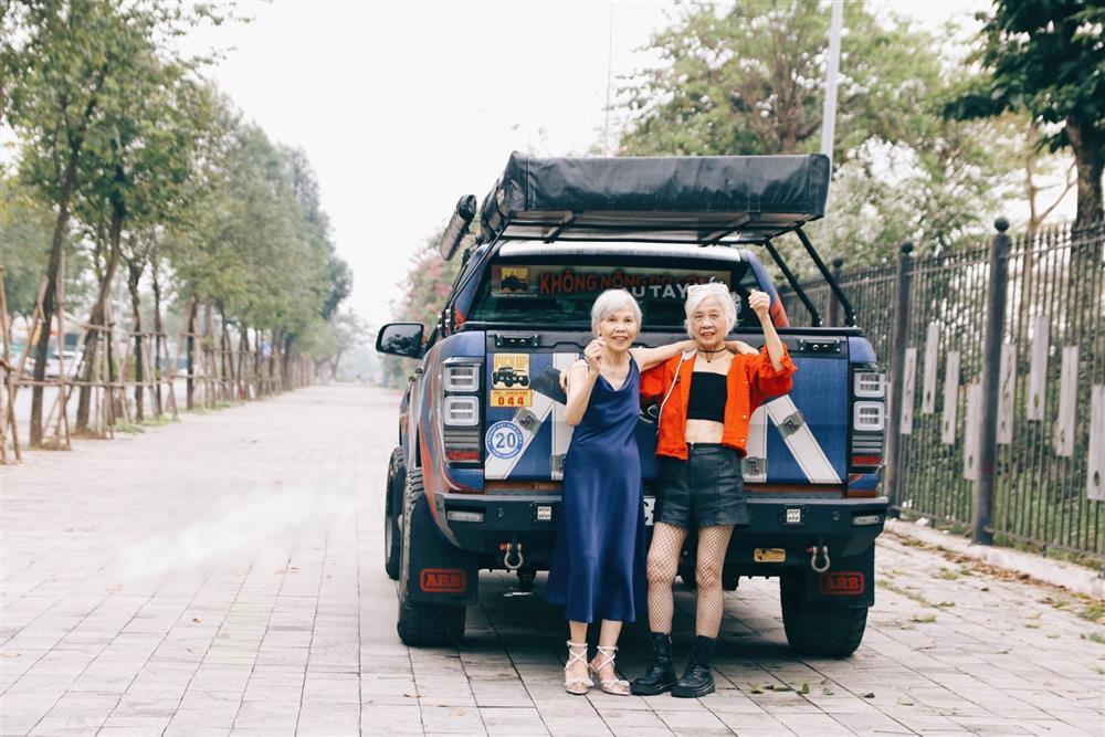 Hai cụ bà U80 lột xác thành siêu mẫu cực ngầu bên xe bán tải độ chế-2