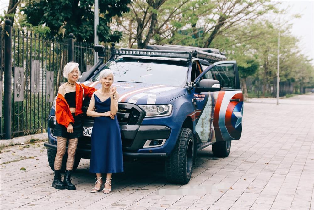 Hai cụ bà U80 lột xác thành siêu mẫu cực ngầu bên xe bán tải độ chế-4