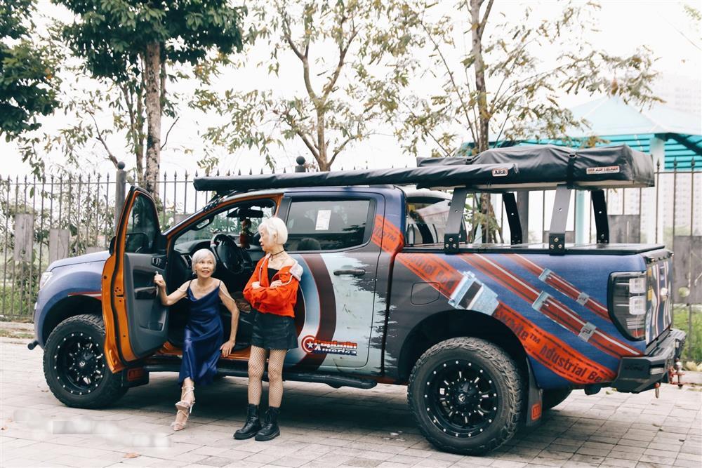 Hai cụ bà U80 lột xác thành siêu mẫu cực ngầu bên xe bán tải độ chế-5