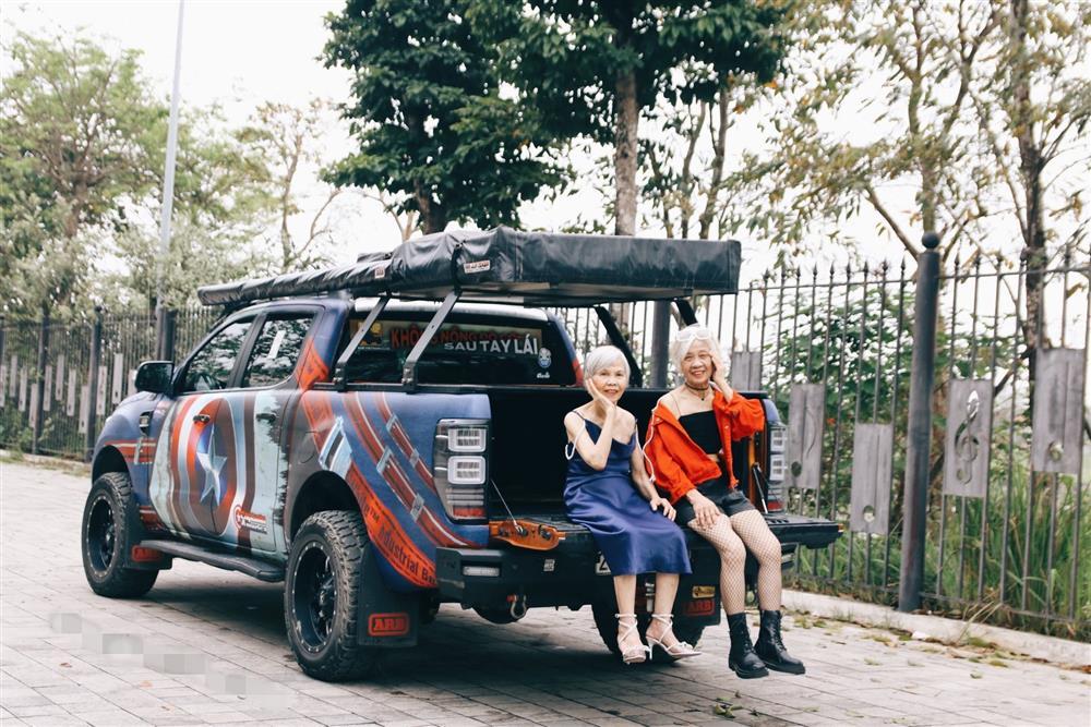 Hai cụ bà U80 lột xác thành siêu mẫu cực ngầu bên xe bán tải độ chế-6