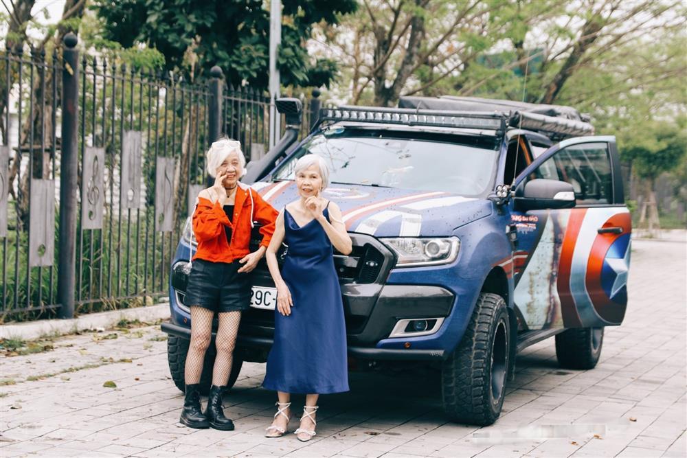 Hai cụ bà U80 lột xác thành siêu mẫu cực ngầu bên xe bán tải độ chế-7