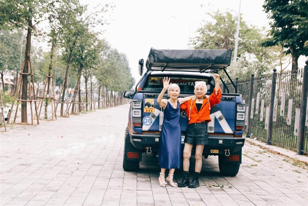 Hai cụ bà U80 lột xác thành siêu mẫu cực ngầu bên xe bán tải độ chế-9