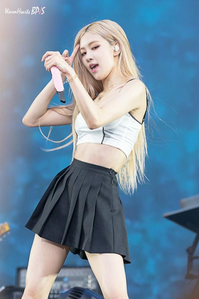 Rosé diện áo chẳng tày gang giống Lisa nhưng netizen chú ý vòng eo gây choáng-5