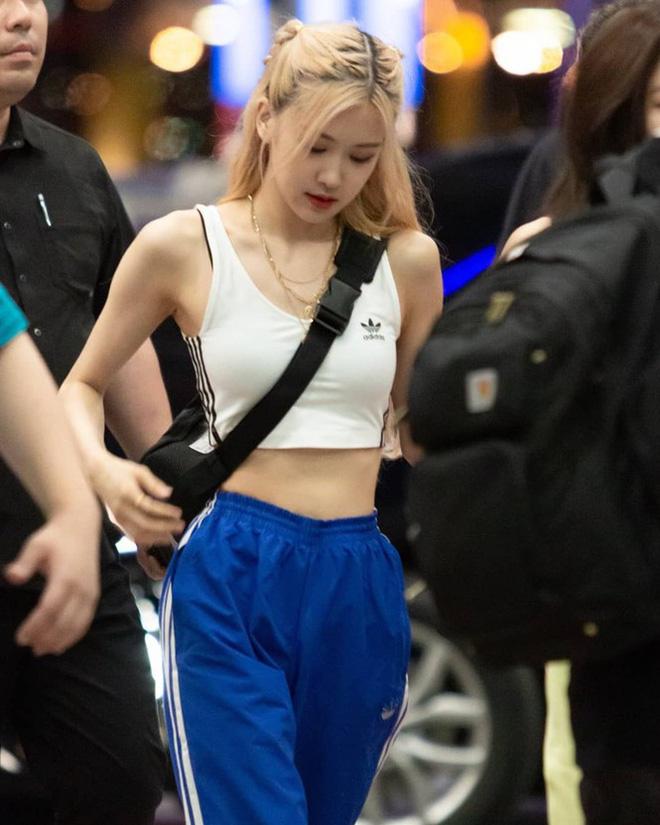 Rosé diện áo chẳng tày gang giống Lisa nhưng netizen chú ý vòng eo gây choáng-6