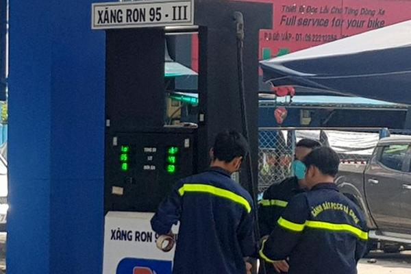 Cảnh sát vũ trang phong tỏa cây xăng ở TP.HCM-2