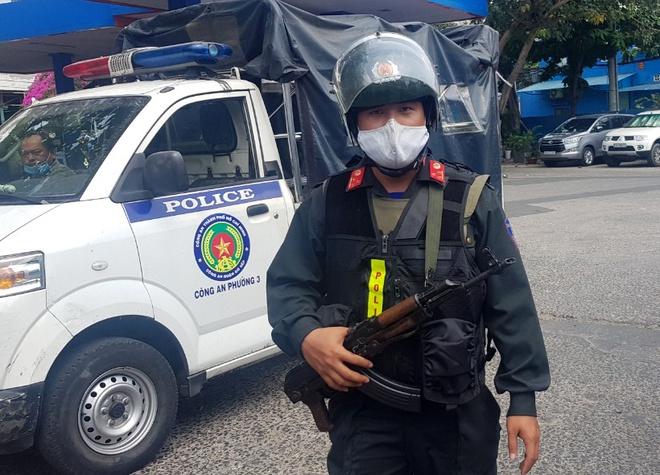 Cảnh sát vũ trang phong tỏa cây xăng ở TP.HCM-1