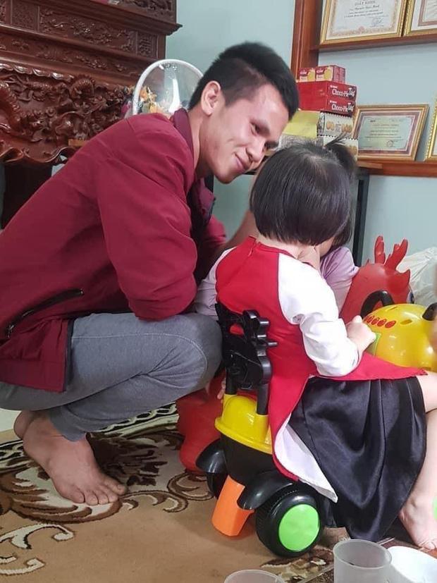 Khoảnh khắc bé gái rơi tầng 13 lần đầu gặp mặt bố nuôi Nguyễn Ngọc Mạnh-1