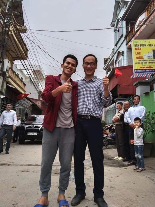 Khoảnh khắc bé gái rơi tầng 13 lần đầu gặp mặt bố nuôi Nguyễn Ngọc Mạnh-2