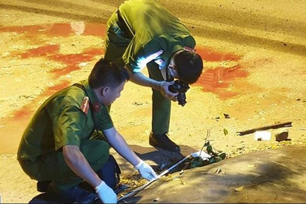 Clip: Thanh niên ngồi sau xe máy bị thanh sắt trên xe tải hạ gục-5