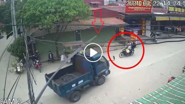 Clip: Thanh niên ngồi sau xe máy bị thanh sắt trên xe tải hạ gục-1