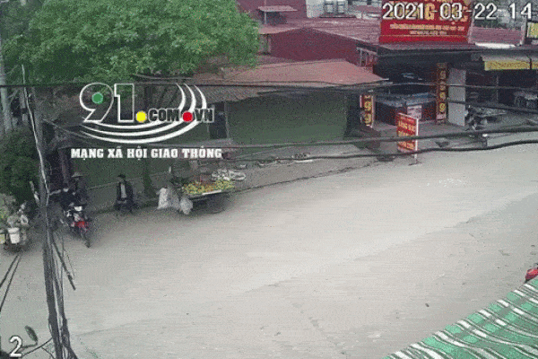 Clip: Thanh niên ngồi sau xe máy bị thanh sắt trên xe tải hạ gục-3