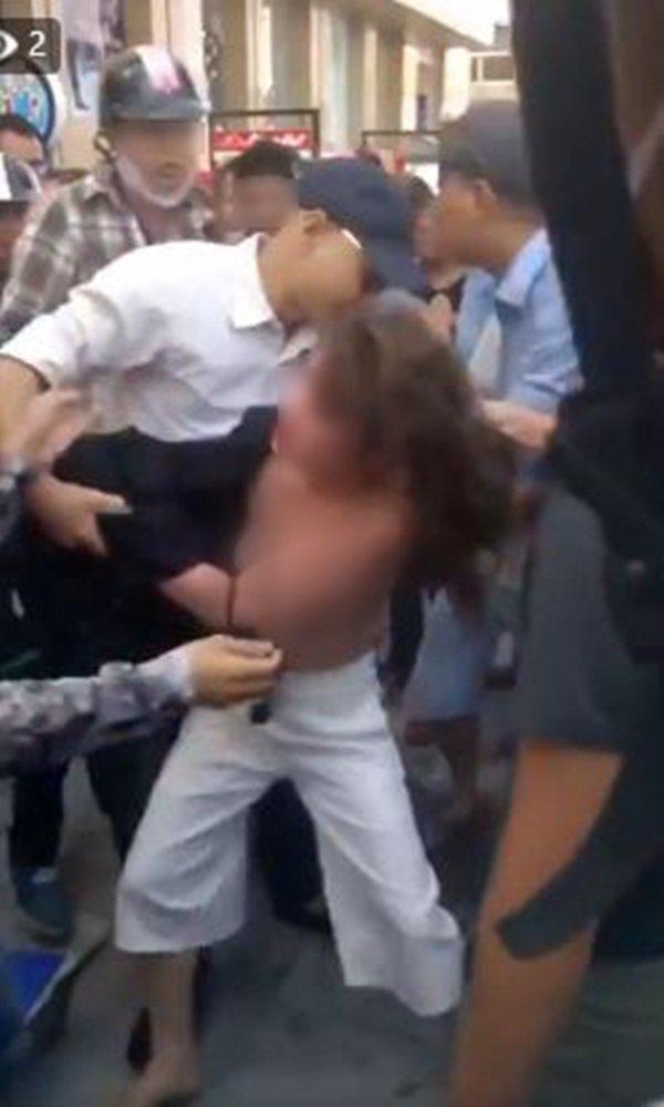 Gái xinh bị đánh ghen giữa đường: Đám thanh niên lao vào che chắn-2