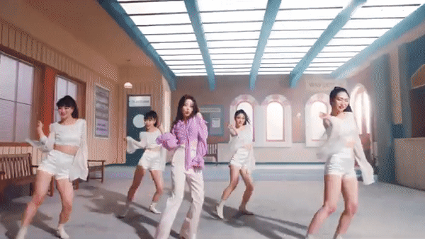 IU 50 sắc thái trong MV mới, tạm biệt thanh xuân mà vui quá thể!-3