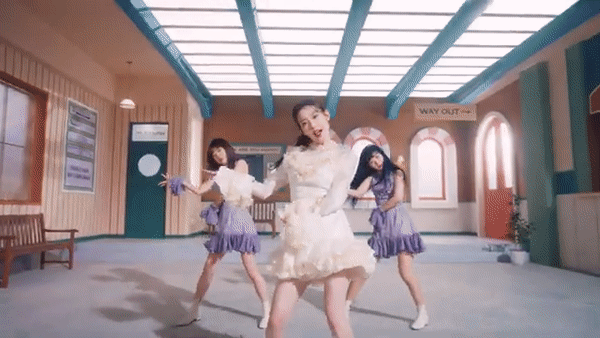 IU 50 sắc thái trong MV mới, tạm biệt thanh xuân mà vui quá thể!-6