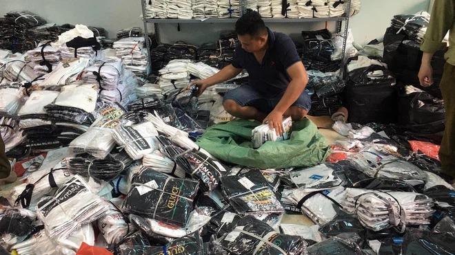 Cận cảnh kho hàng giả Adidas, Nike, Gucci, LV... ở Hà Nội của ông chủ 9x-3