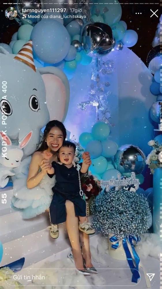 Loạt đồ hiệu đắt đỏ cháu ngoại Minh Nhựa diện ở tiệc thôi nôi-3