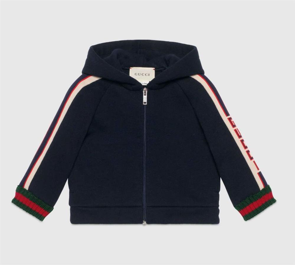 Loạt đồ hiệu đắt đỏ cháu ngoại Minh Nhựa diện ở tiệc thôi nôi-9