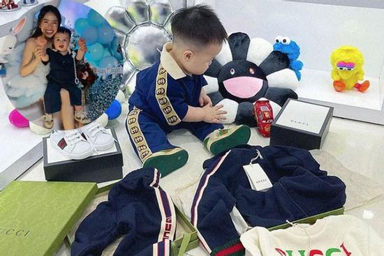 Loạt đồ hiệu đắt đỏ cháu ngoại Minh Nhựa diện ở tiệc thôi nôi