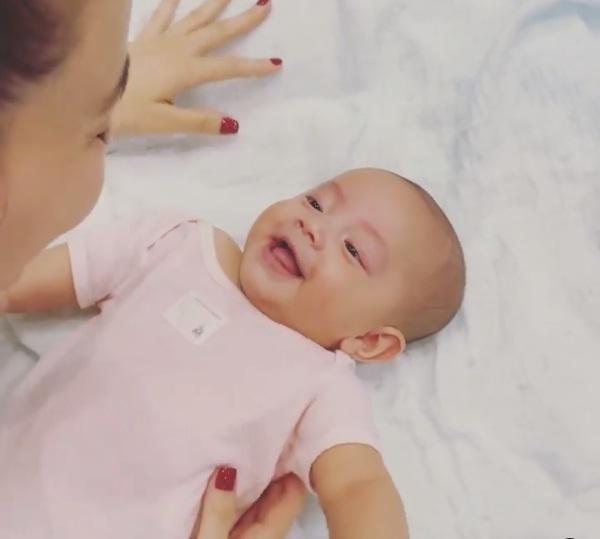 Visual đỉnh của con gái Hà Hồ: Ngủ cũng ra dáng tiểu mỹ nhân-3