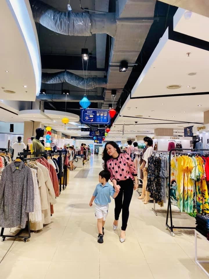 Nhật Kim Anh đưa con trai đi chơi sau khi giành được quyền nuôi-1