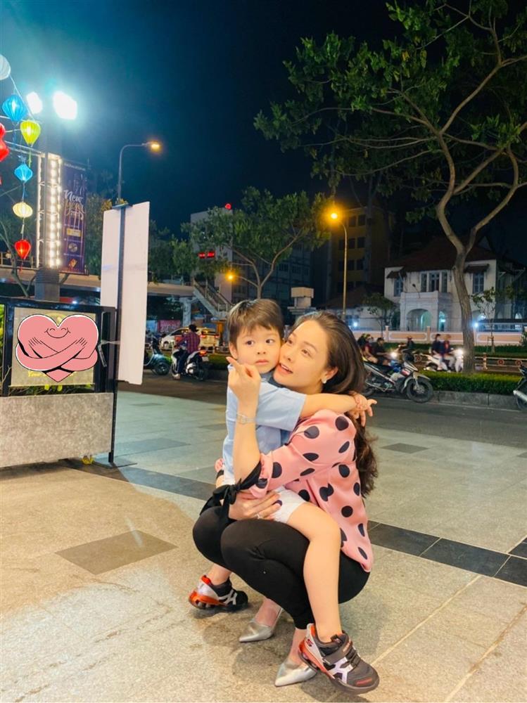 Nhật Kim Anh đưa con trai đi chơi sau khi giành được quyền nuôi-2