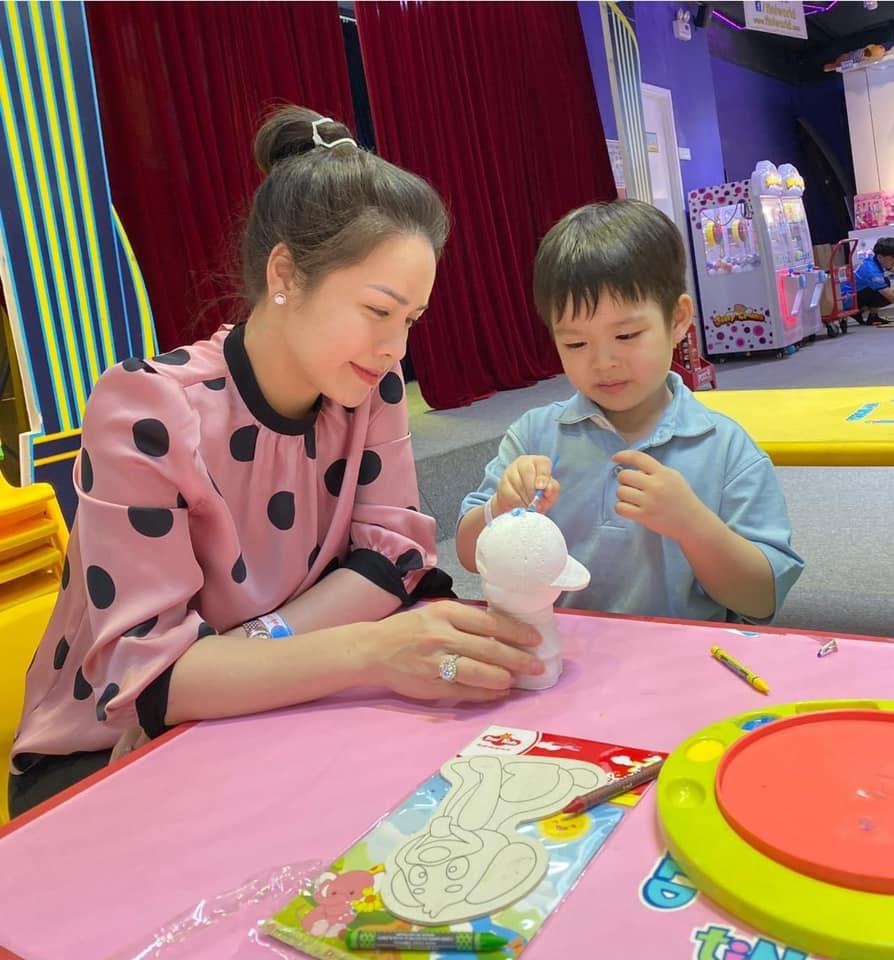 Nhật Kim Anh đưa con trai đi chơi sau khi giành được quyền nuôi-3