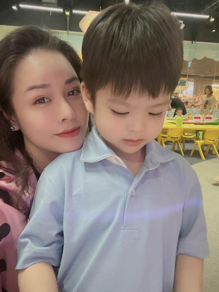 Nhật Kim Anh đưa con trai đi chơi sau khi giành được quyền nuôi-4