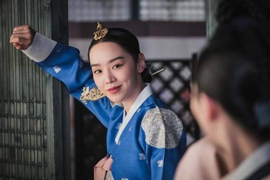 Shin Hye Sun bị tẩy chay vì đóng 'Mr. Queen'