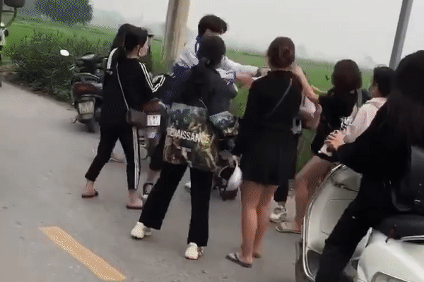 Nam sinh túm tóc, đánh tới tấp vào đầu nữ sinh, các bạn hò hét cổ vũ