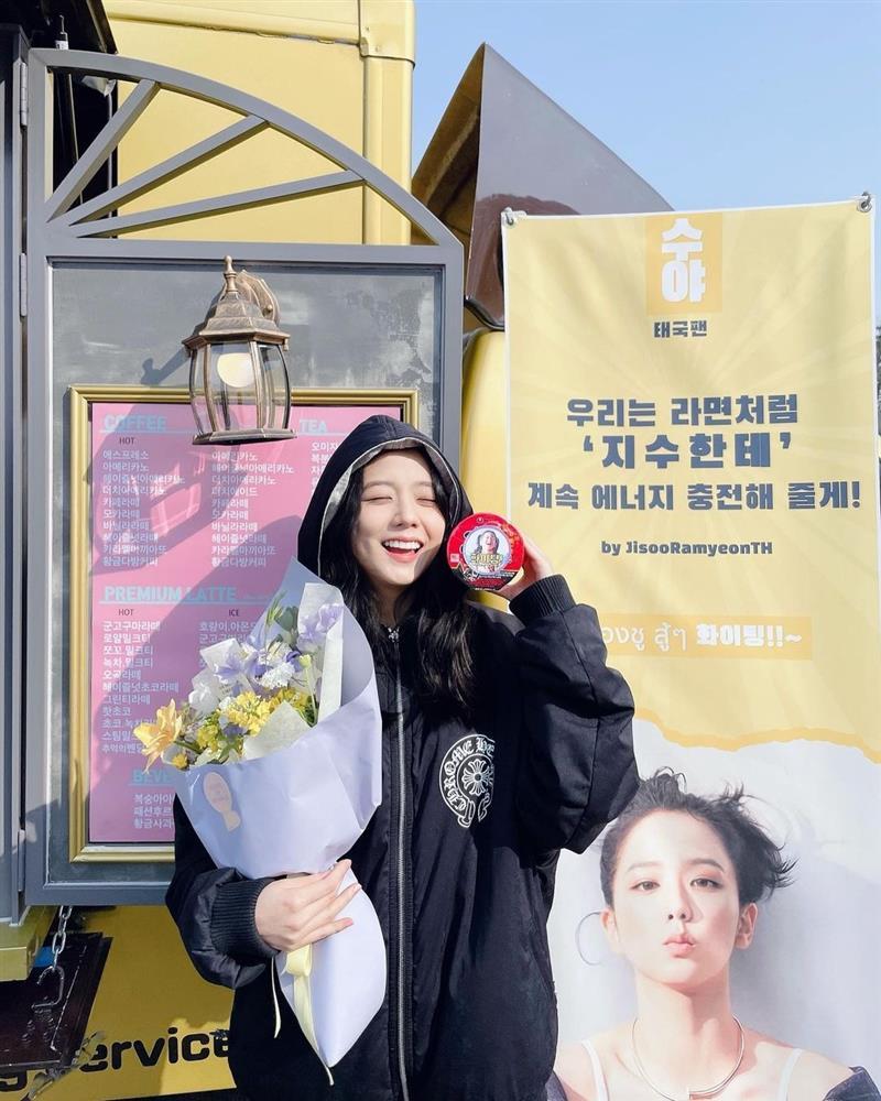 Jisoo bị mắng não rỗng chỉ vì tỏ ra vui vẻ giữa cuồng phong-1