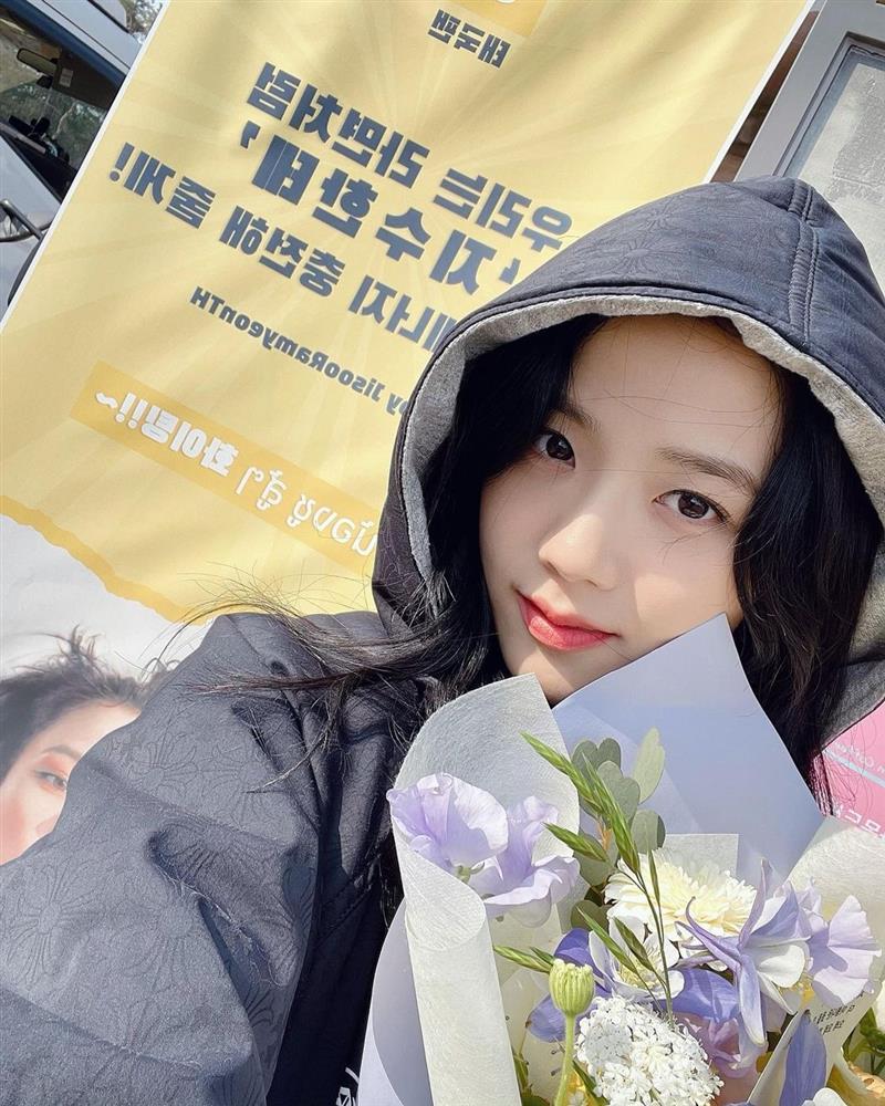 Jisoo bị mắng não rỗng chỉ vì tỏ ra vui vẻ giữa cuồng phong-4