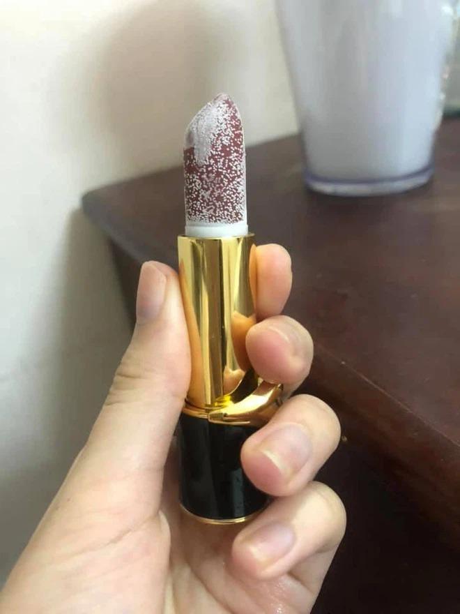 Cô nàng lo lắng cực độ vì thỏi son chưa dùng mà bị mảng trắng như mốc-2