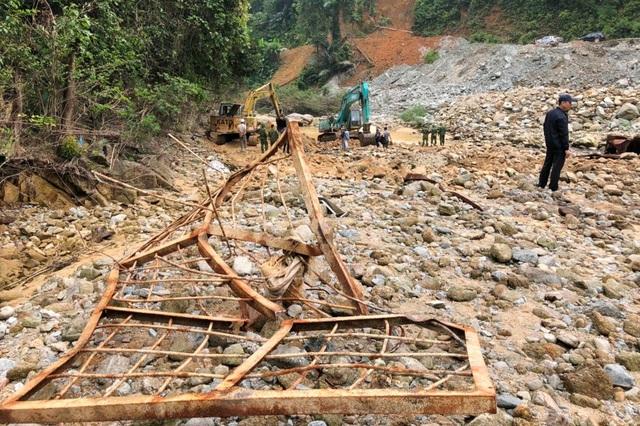 Công nhân mất tích ở Rào Trăng 3: Tìm thấy ví, quần áo, xe máy...-4