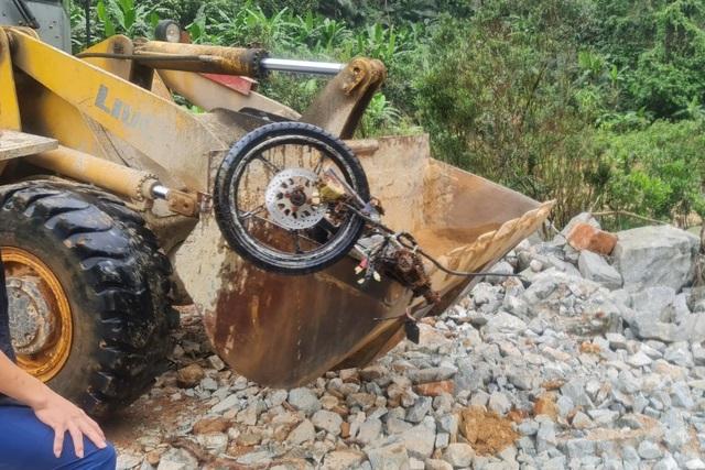 Công nhân mất tích ở Rào Trăng 3: Tìm thấy ví, quần áo, xe máy...-7