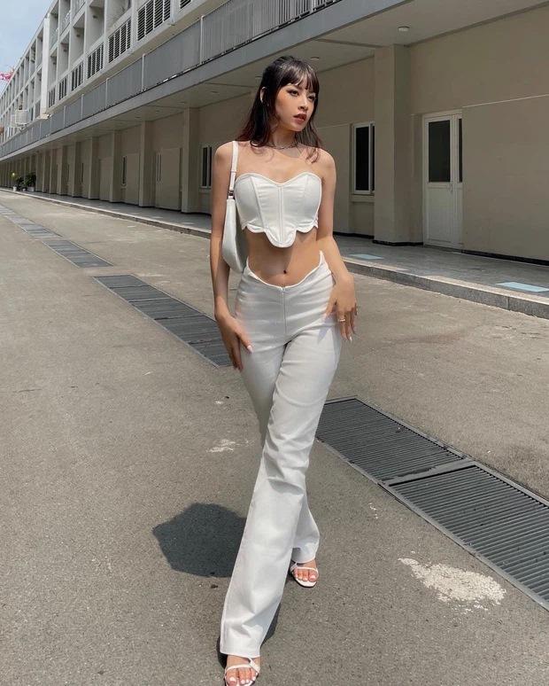 Cùng diện đồ đen, Tiểu Vy chất lừ - Thúy Vi pose dáng khiêu khích-4