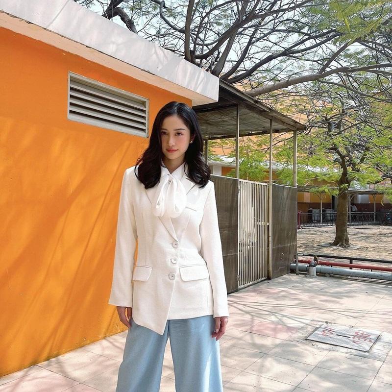 Cùng diện đồ đen, Tiểu Vy chất lừ - Thúy Vi pose dáng khiêu khích-5