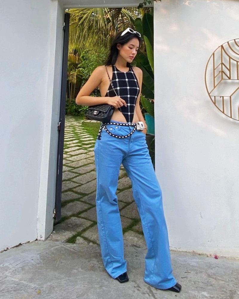 Cùng diện đồ đen, Tiểu Vy chất lừ - Thúy Vi pose dáng khiêu khích-7