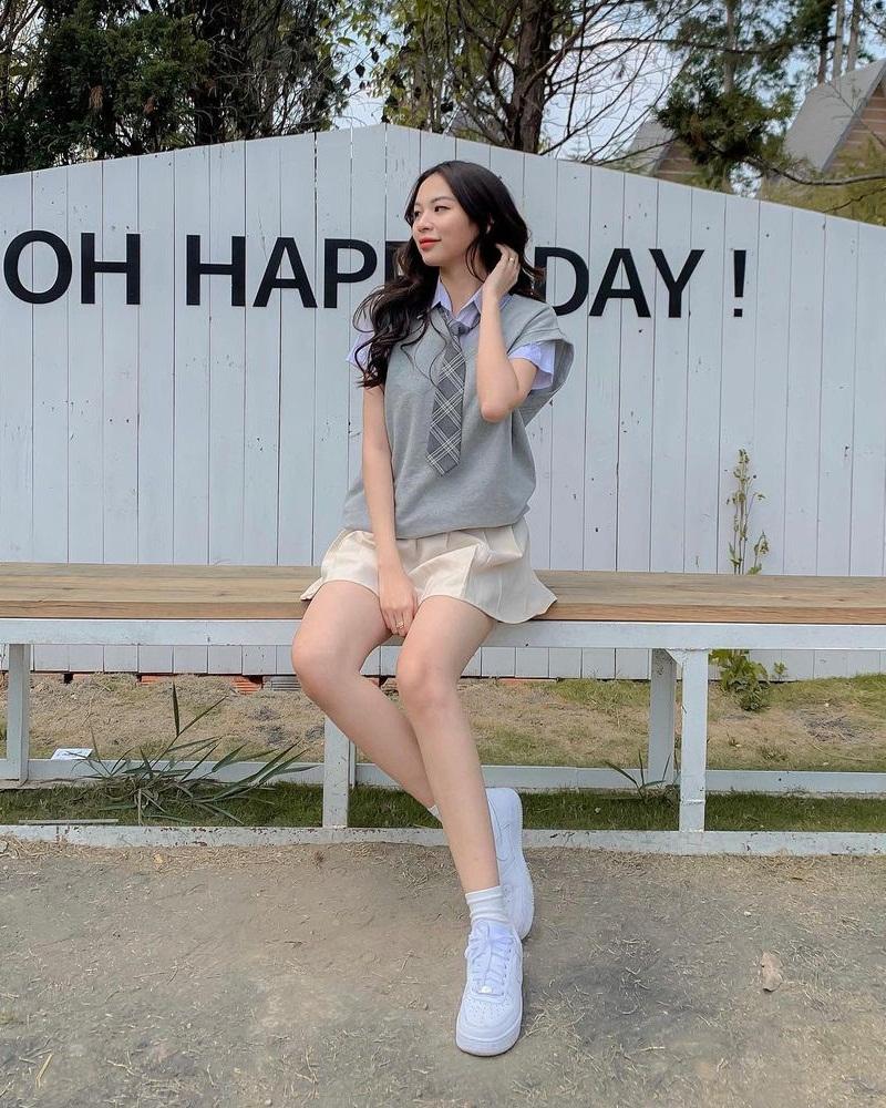 Cùng diện đồ đen, Tiểu Vy chất lừ - Thúy Vi pose dáng khiêu khích-8