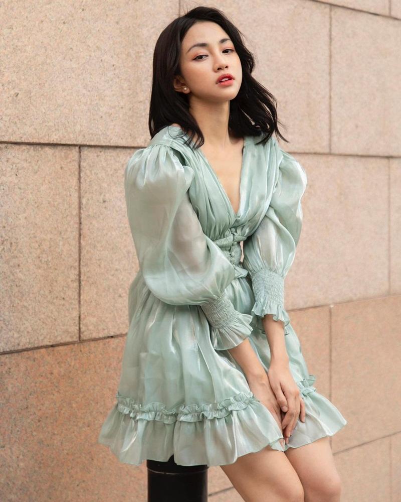 Cùng diện đồ đen, Tiểu Vy chất lừ - Thúy Vi pose dáng khiêu khích-10